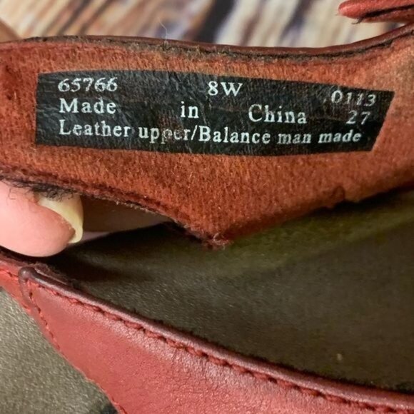 Clarks Red Leather Cutout Medallion Wedge Sandals Bucle Ankle Strap Sz 8 - Picture 11 of 11